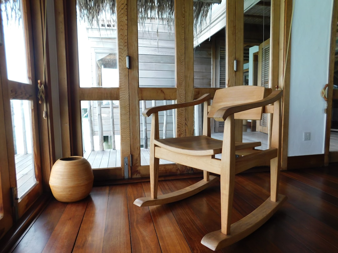 Jak odnowić drewniane krzesło szlifowanie bejca i lakier krok po kroku